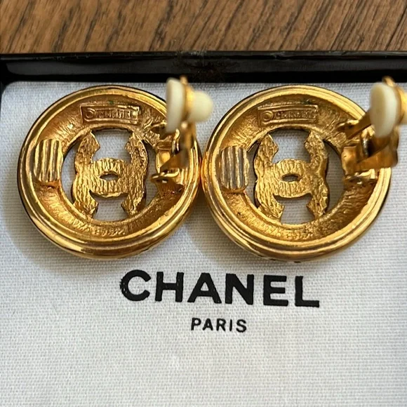 CHANEL Vintage Gold Earrings - Picture 3 of 8